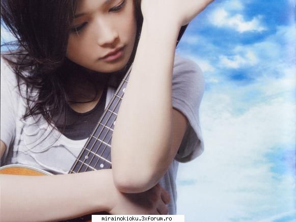 liza hale - 15 ani, sora geamana a mayei. canta la chitara, si spera ca intr-o zi sa devina impreuna