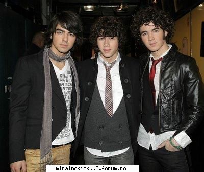 true friends nick jonas ani. locuieste los angeles casa unde stau familia lui este exact langa cea